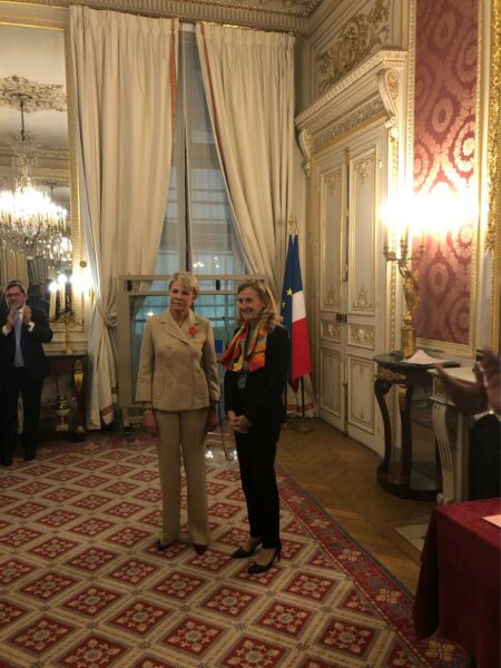 Madame Françoise MAIGNE-GABORIT, Présidente de la CNEJI, expert en évaluation immobilière près la Cour d'appel de Paris et agréée par la Cour de cassation, recoit la légion d'honneur des mains du Ministre de la Justice